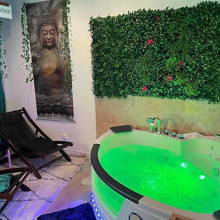 Maison Prestige Le Donjon Des Plaisirs Jacuzzi Montluel ภายนอก รูปภาพ