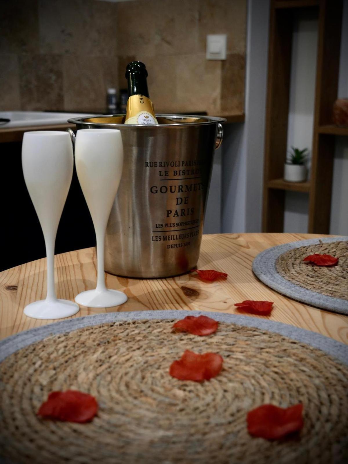 Maison Prestige Le Donjon Des Plaisirs Jacuzzi Montluel ภายนอก รูปภาพ