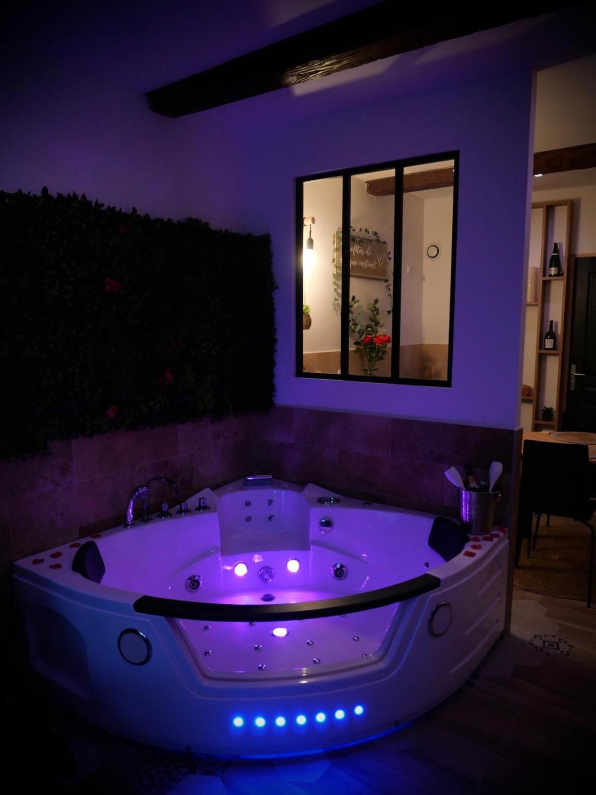 Maison Prestige Le Donjon Des Plaisirs Jacuzzi Montluel ภายนอก รูปภาพ