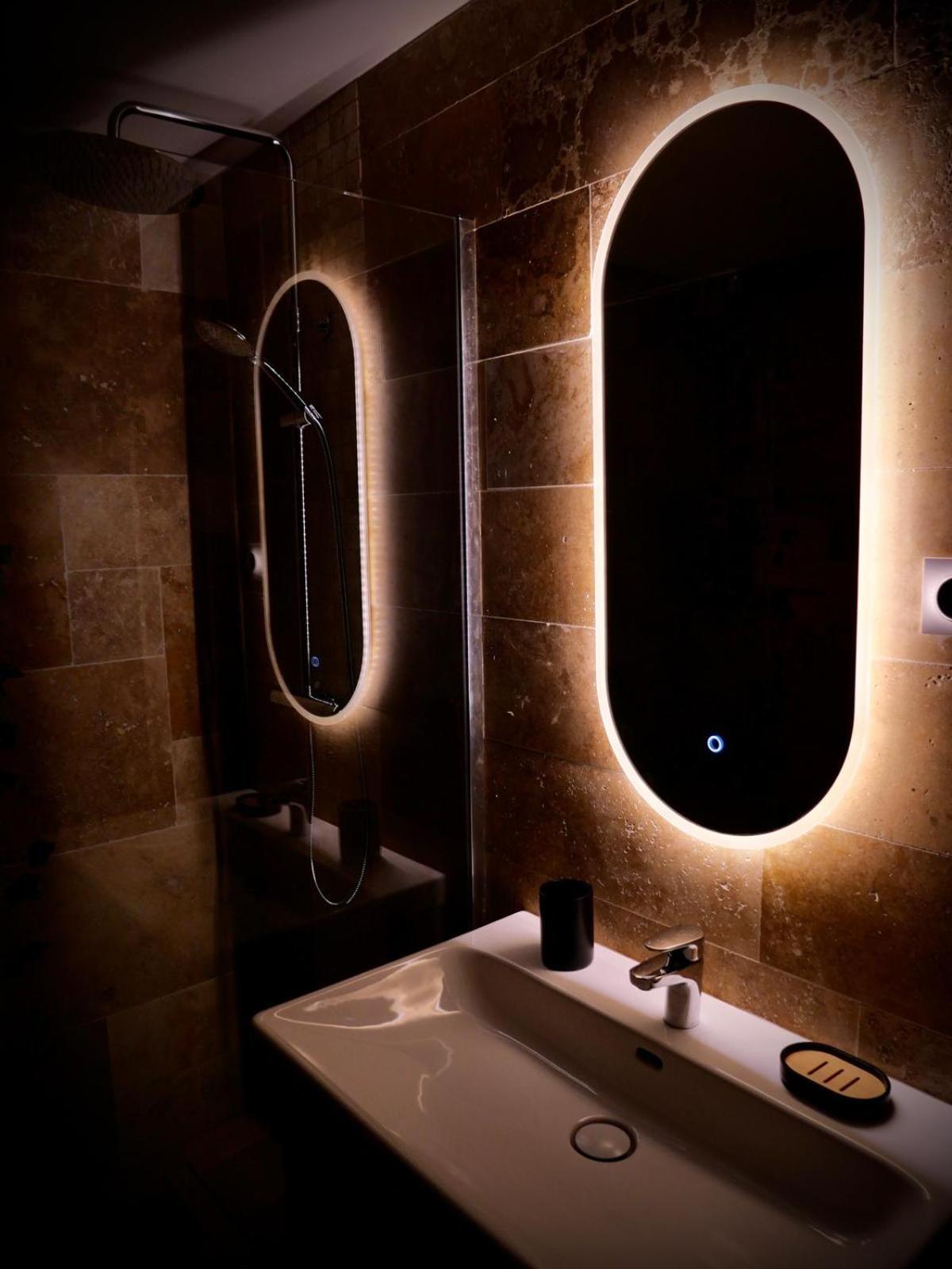 Maison Prestige Le Donjon Des Plaisirs Jacuzzi Montluel ภายนอก รูปภาพ