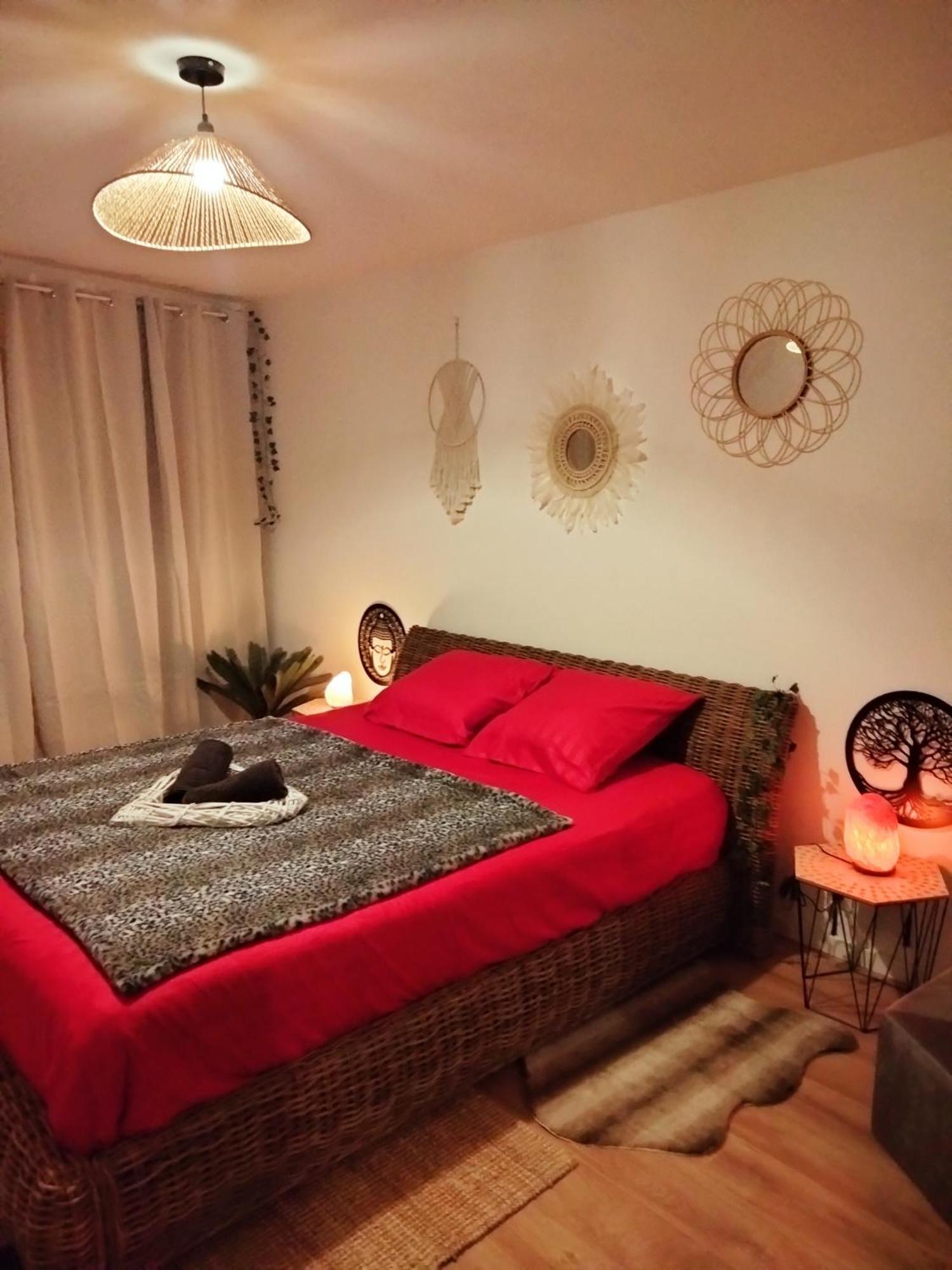 Maison Prestige Le Donjon Des Plaisirs Jacuzzi Montluel ภายนอก รูปภาพ