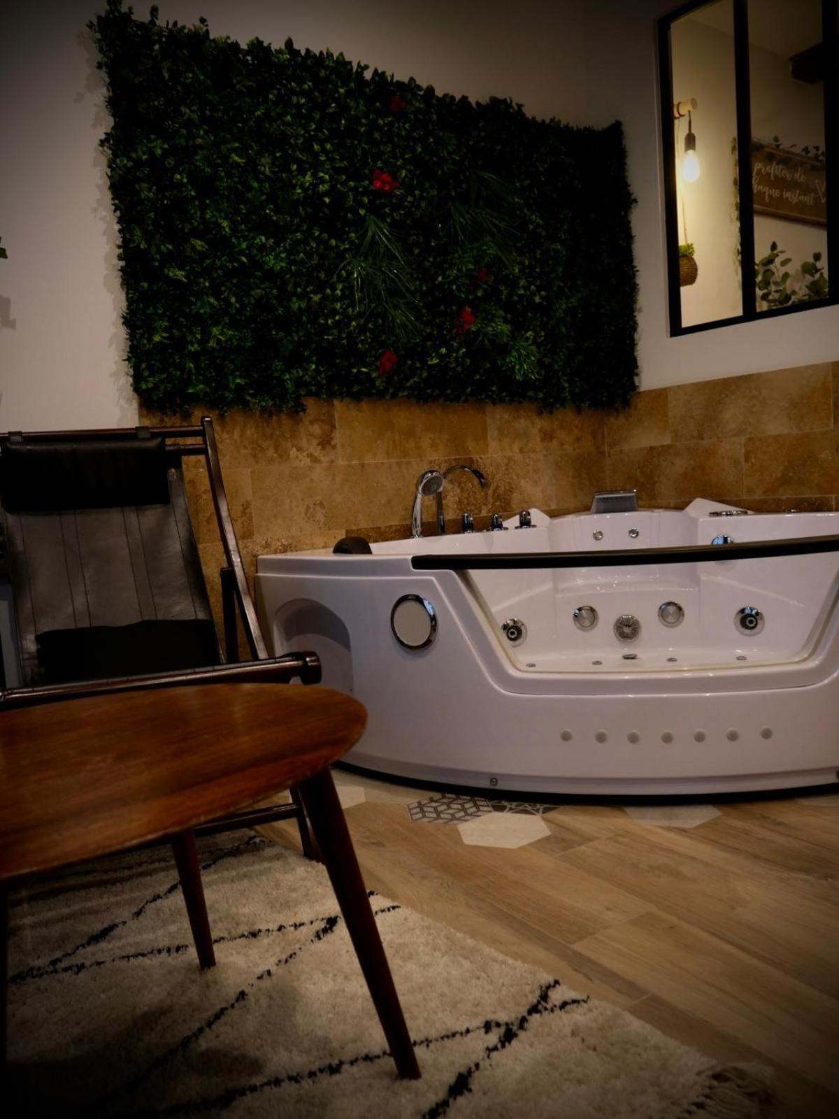 Maison Prestige Le Donjon Des Plaisirs Jacuzzi Montluel ภายนอก รูปภาพ