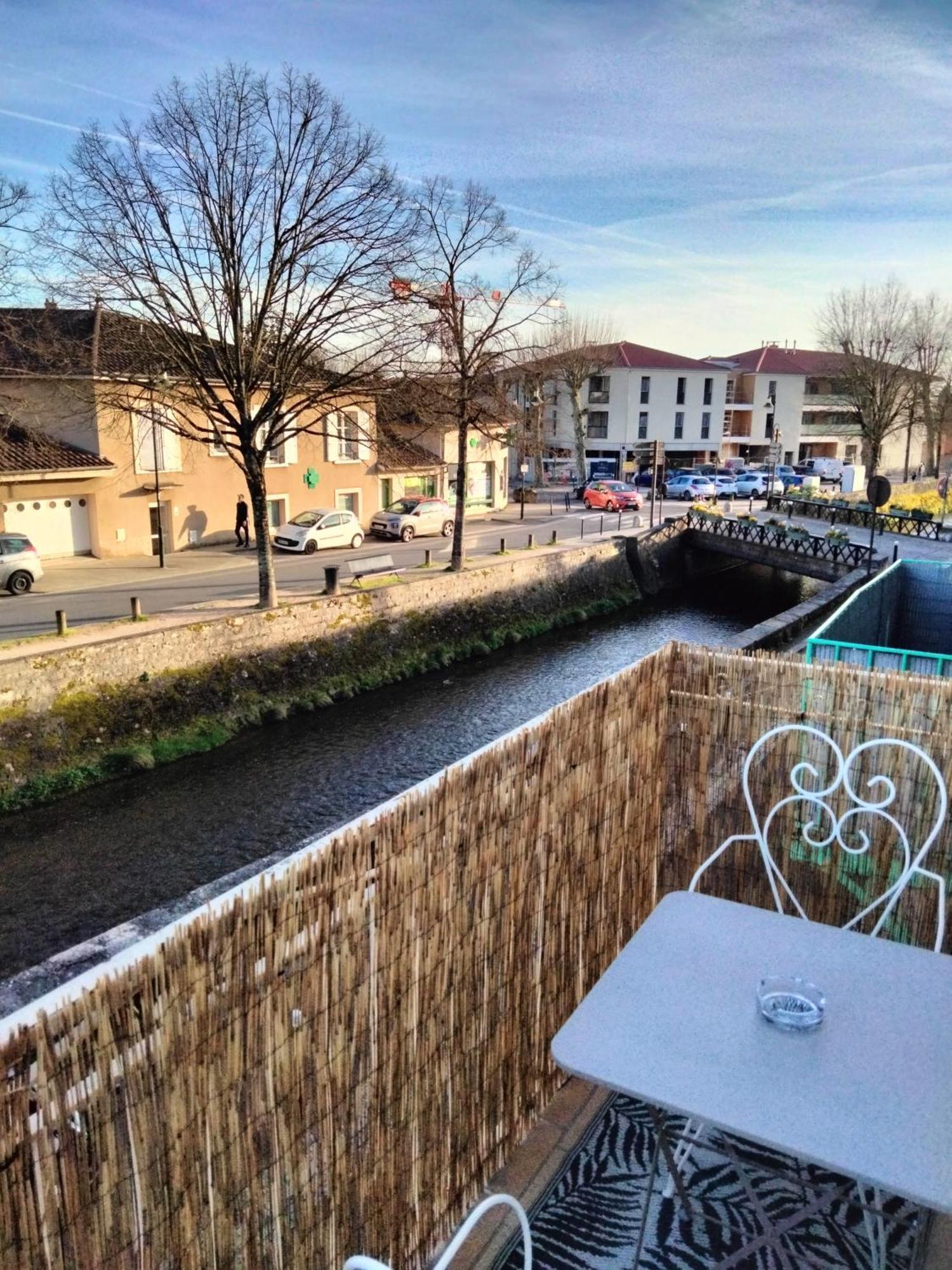 Maison Prestige Le Donjon Des Plaisirs Jacuzzi Montluel ภายนอก รูปภาพ