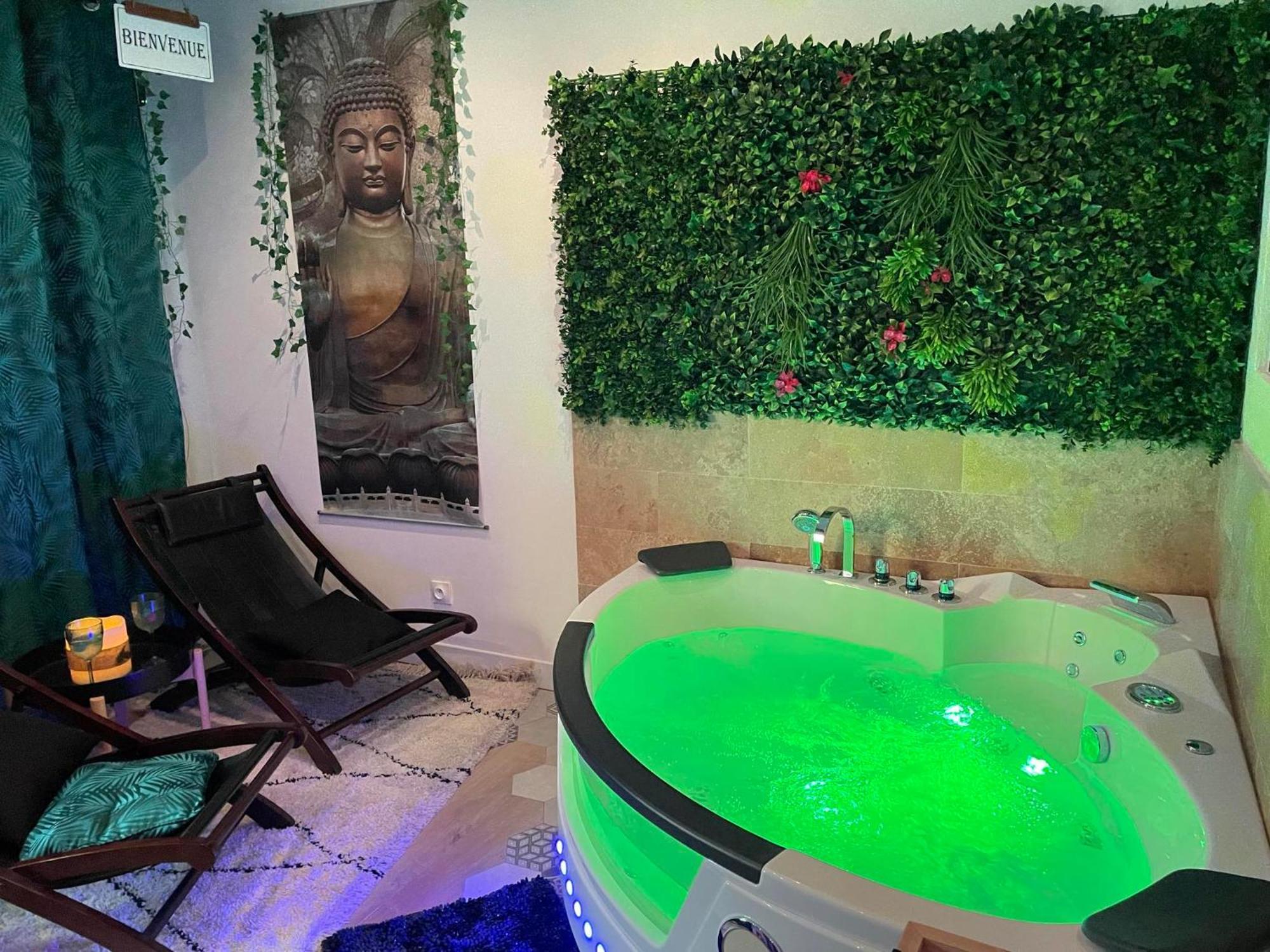 Maison Prestige Le Donjon Des Plaisirs Jacuzzi Montluel ภายนอก รูปภาพ