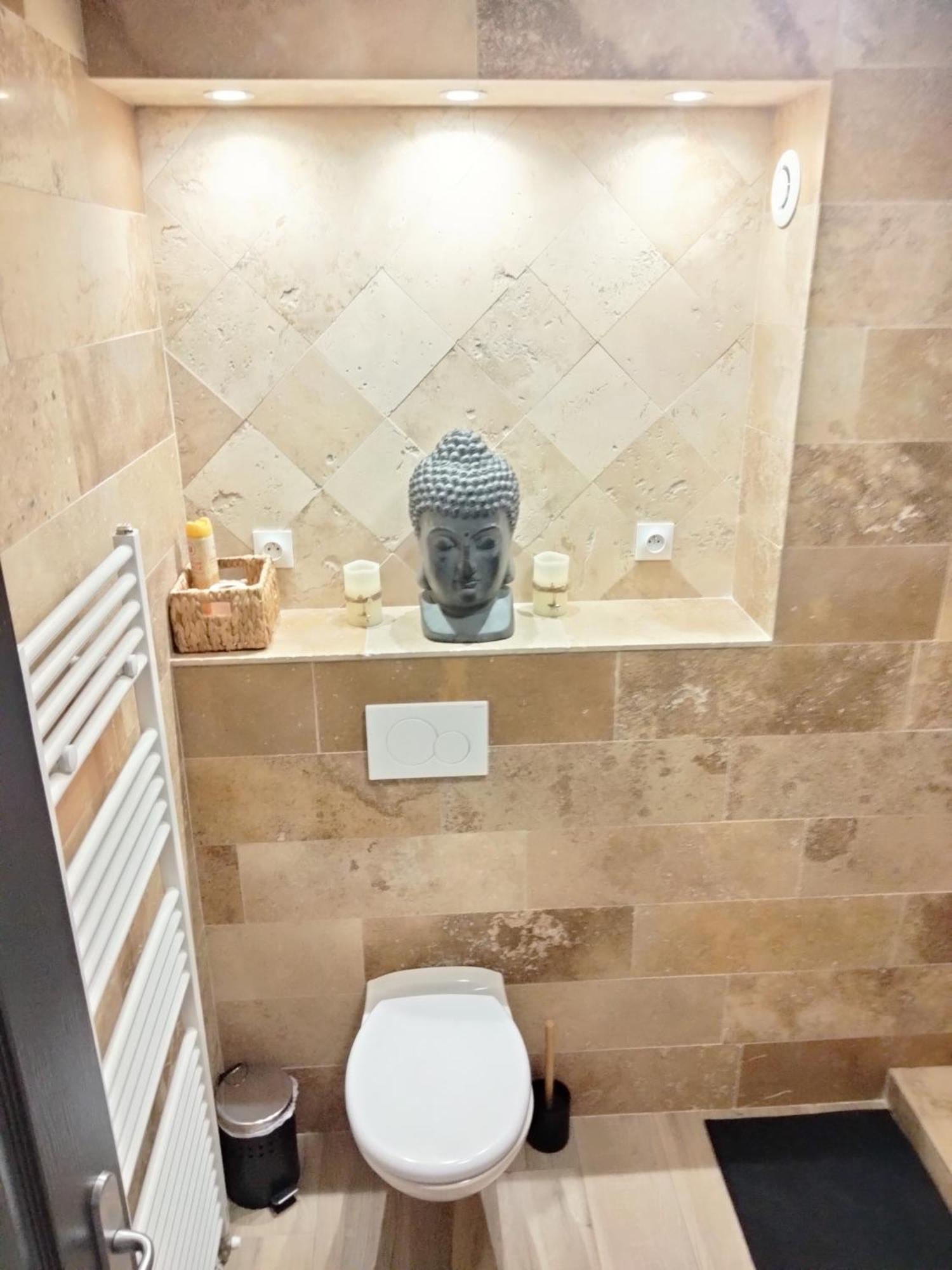 Maison Prestige Le Donjon Des Plaisirs Jacuzzi Montluel ภายนอก รูปภาพ